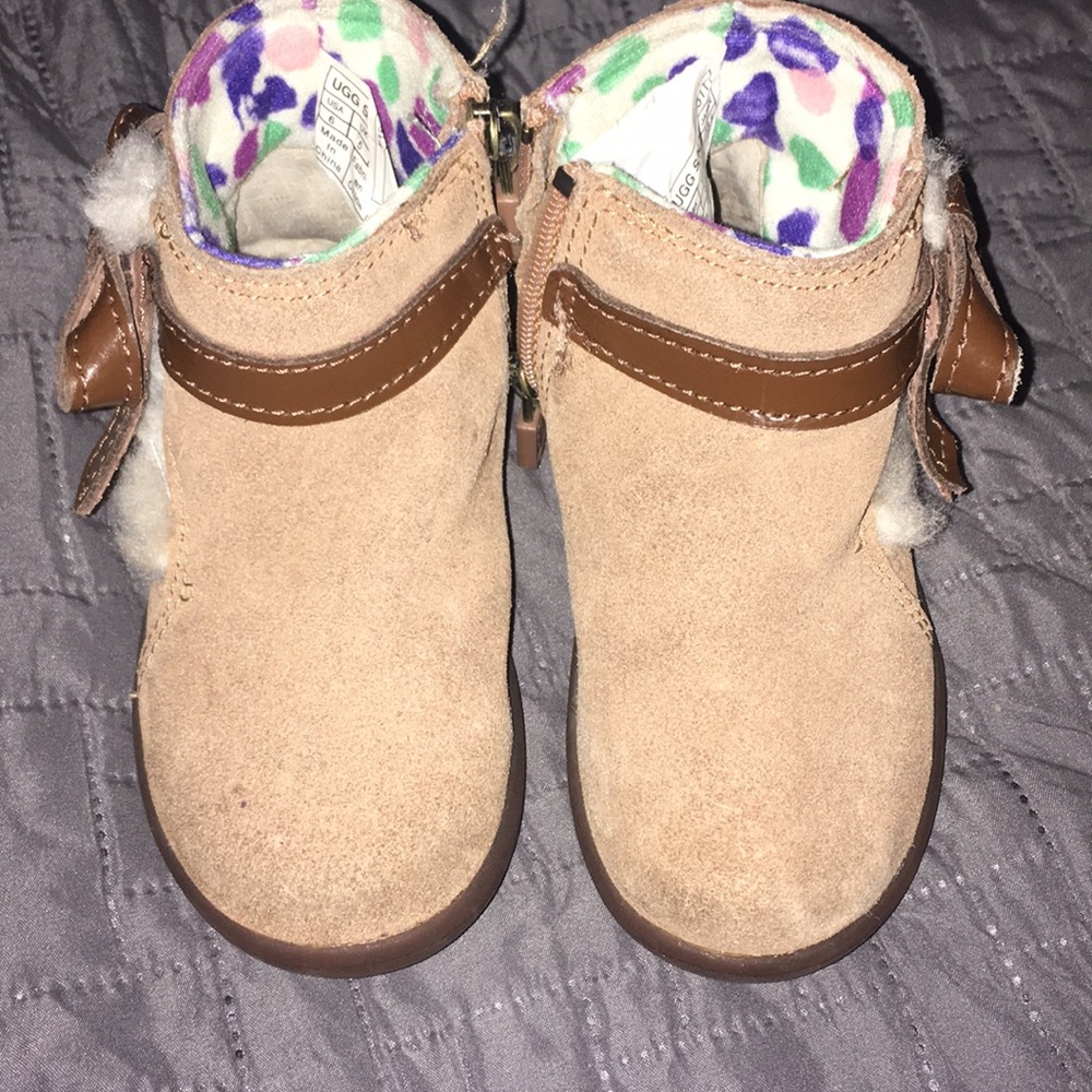 Baby UGGs❤️❤️❤️🦄🦄🦄 Size 6 GOOD condition!
